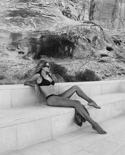 Rosie Huntington-Whiteley feet photo thumbnail