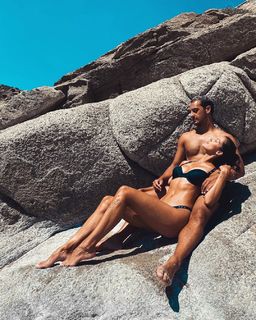 Iris Mittenaere feet photo thumbnail
