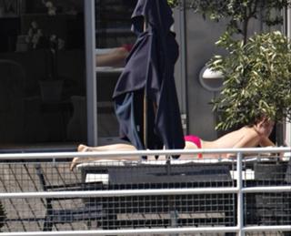 Liv Tyler feet photo thumbnail