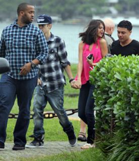 Selena Gomez feet photo thumbnail