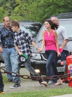 Selena Gomez feet photo thumbnail