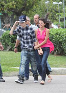 Selena Gomez feet photo thumbnail