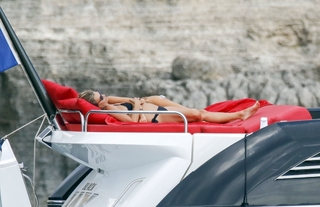 Kate Moss feet photo thumbnail
