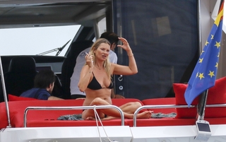 Kate Moss feet photo thumbnail