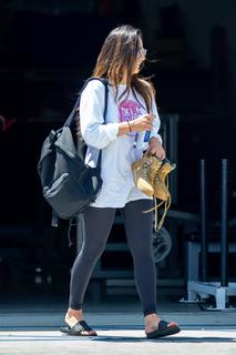 Olivia Munn feet photo thumbnail