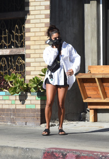 Vanessa Hudgens feet photo thumbnail