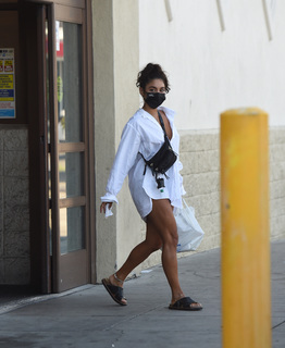 Vanessa Hudgens feet photo thumbnail