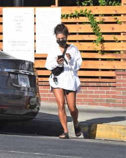 Vanessa Hudgens feet photo thumbnail