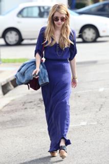 Emma Roberts feet photo thumbnail