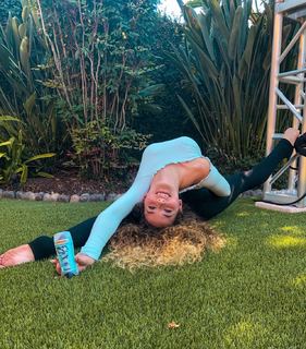 Sofie Dossi feet photo thumbnail