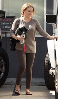 Hilary Duff feet photo thumbnail