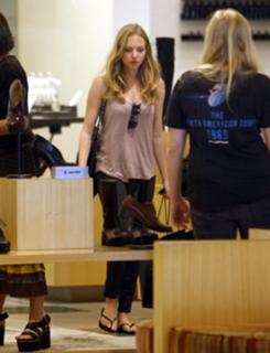 Amanda Seyfried feet photo thumbnail