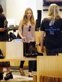 Amanda Seyfried feet photo thumbnail