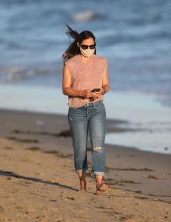 Jennifer Garner feet photo thumbnail