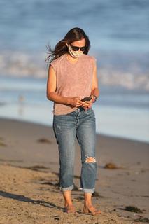Jennifer Garner feet photo thumbnail