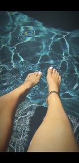 Lauren R. Wood feet photo thumbnail