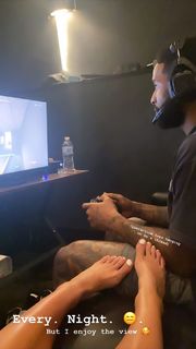Lauren R. Wood feet photo thumbnail