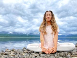 Kino MacGregor feet photo thumbnail