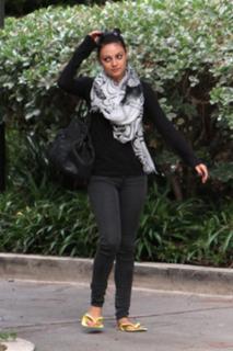 Mila Kunis feet photo thumbnail