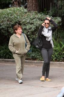 Mila Kunis feet photo thumbnail