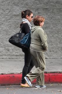 Mila Kunis feet photo thumbnail