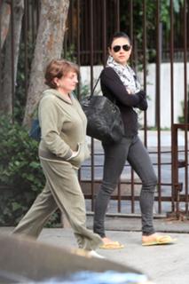 Mila Kunis feet photo thumbnail