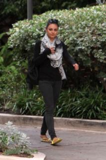 Mila Kunis feet photo thumbnail