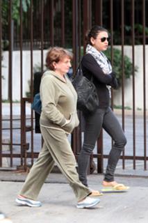 Mila Kunis feet photo thumbnail