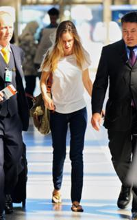 Hilary Swank feet photo thumbnail