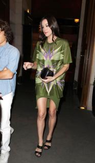 Liv Tyler feet photo thumbnail