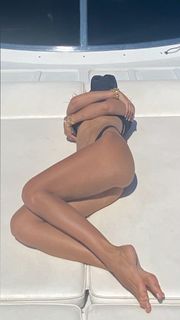 Ilary Blasi feet photo thumbnail