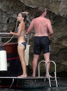 Emilia Clarke feet photo thumbnail