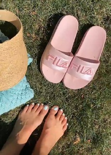 Paulina Sykut feet photo thumbnail