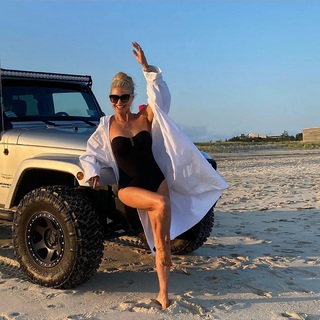 Christie Brinkley feet photo thumbnail