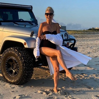Christie Brinkley feet photo thumbnail