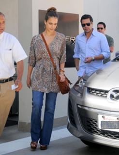 Jessica Alba feet photo thumbnail