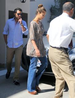 Jessica Alba feet photo thumbnail