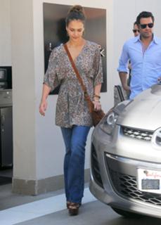 Jessica Alba feet photo thumbnail