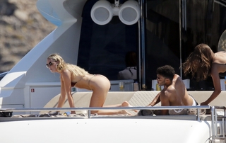 Perrie Edwards feet photo thumbnail