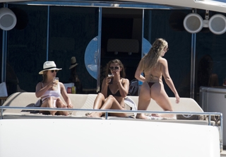 Perrie Edwards feet photo thumbnail