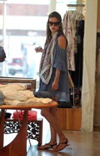 Alessandra Ambrosio feet photo thumbnail