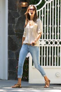 Alessandra Ambrosio feet photo thumbnail