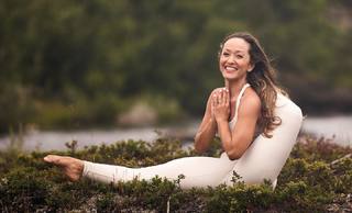 Kino MacGregor feet photo thumbnail