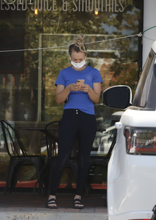 Kaley Cuoco feet photo thumbnail