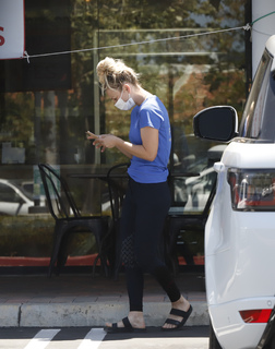 Kaley Cuoco feet photo thumbnail