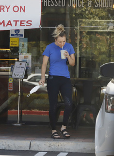 Kaley Cuoco feet photo thumbnail