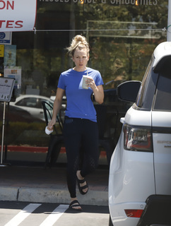 Kaley Cuoco feet photo thumbnail