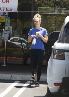 Kaley Cuoco feet photo thumbnail