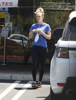 Kaley Cuoco feet photo thumbnail
