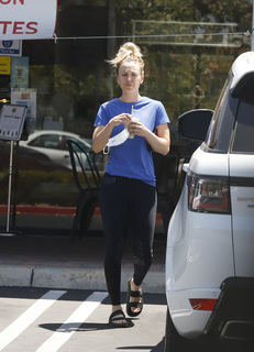 Kaley Cuoco feet photo thumbnail